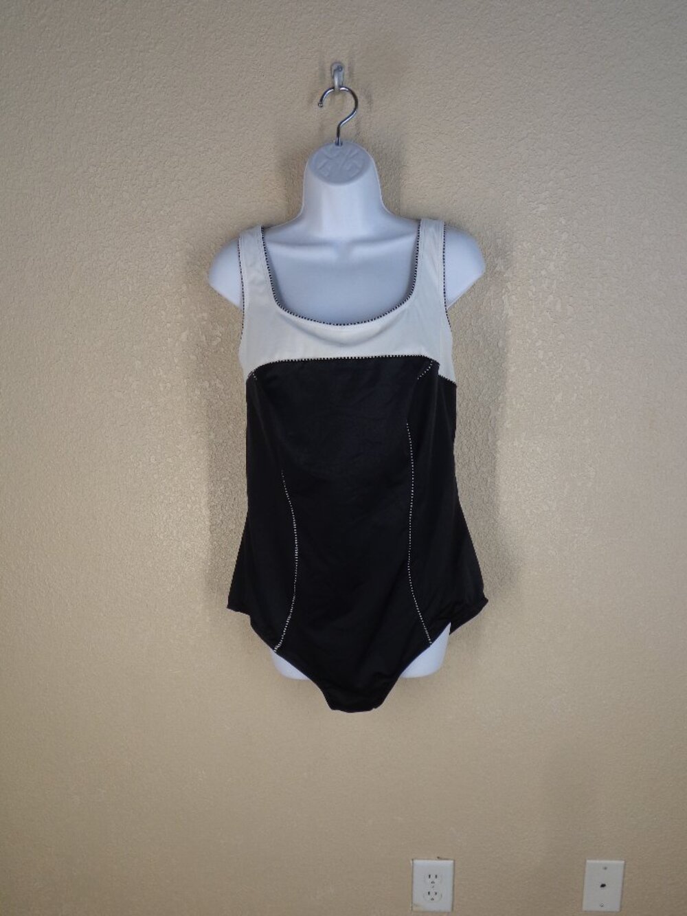Miraclesuit Womens One Piece Swimsuit sz 24W black white braided detail through